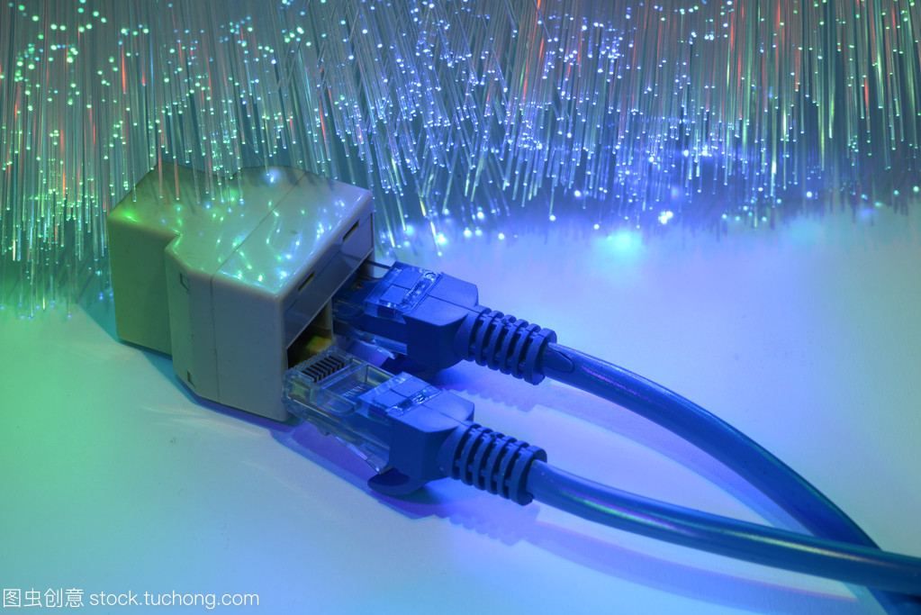 連接未來 網絡電纜、集線器與光纖技術的精密交響